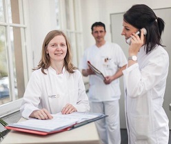 Gemeinsam können Stationsapotheker, Pfleger und Ärzte die Patienten optimal betreuen.  Uniklinikum Dresden